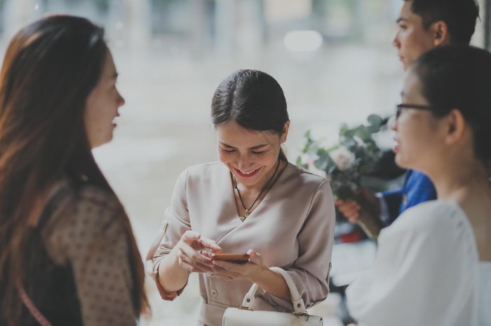 How to dress for a wedding